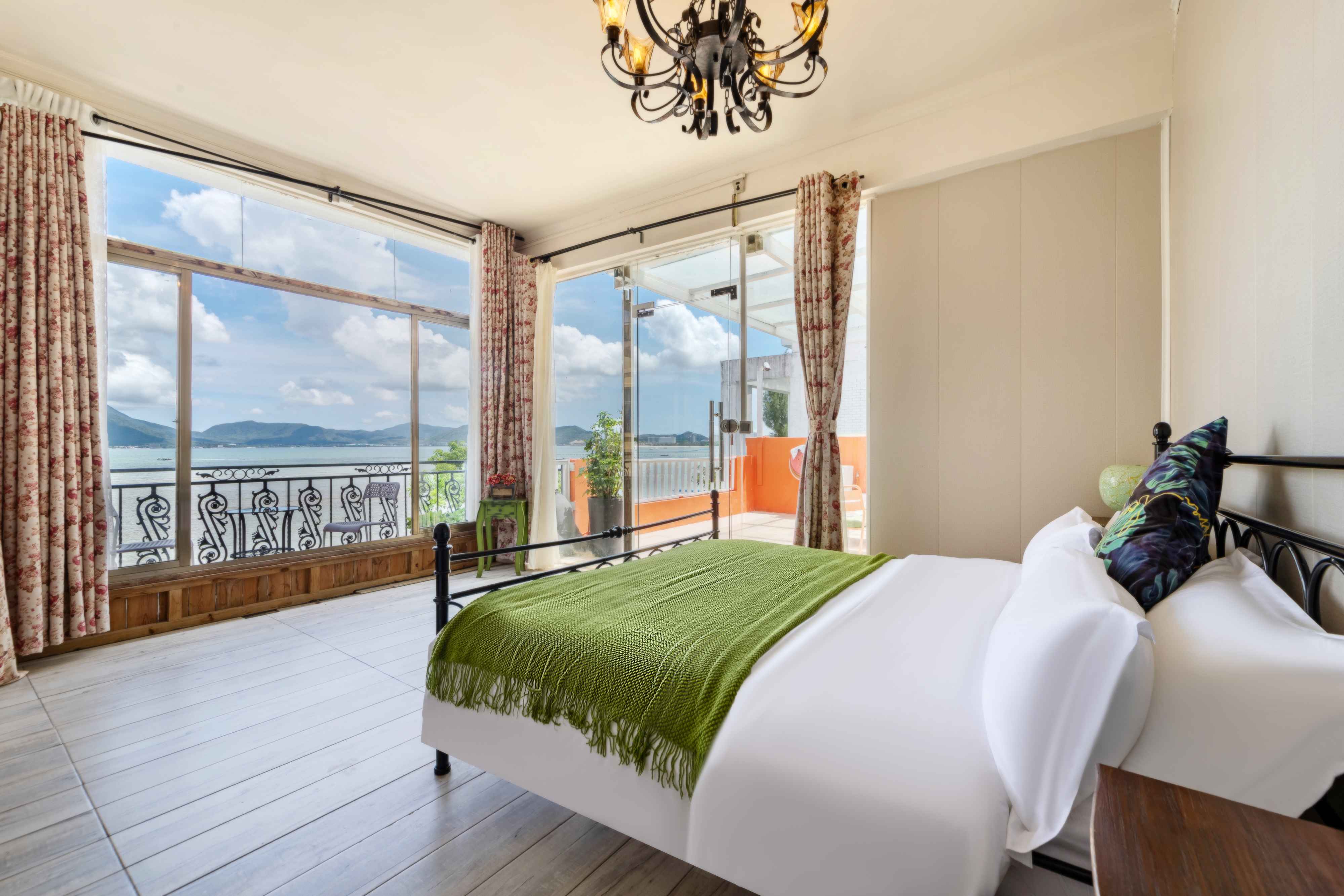 深圳较场尾首排一线海景10房15床独栋民宿